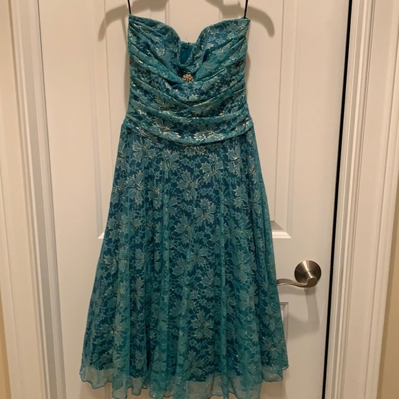 Speechless Dresses & Skirts - Nearly New Beautiful Strapless Lace Dress with Crinoline Underskirt